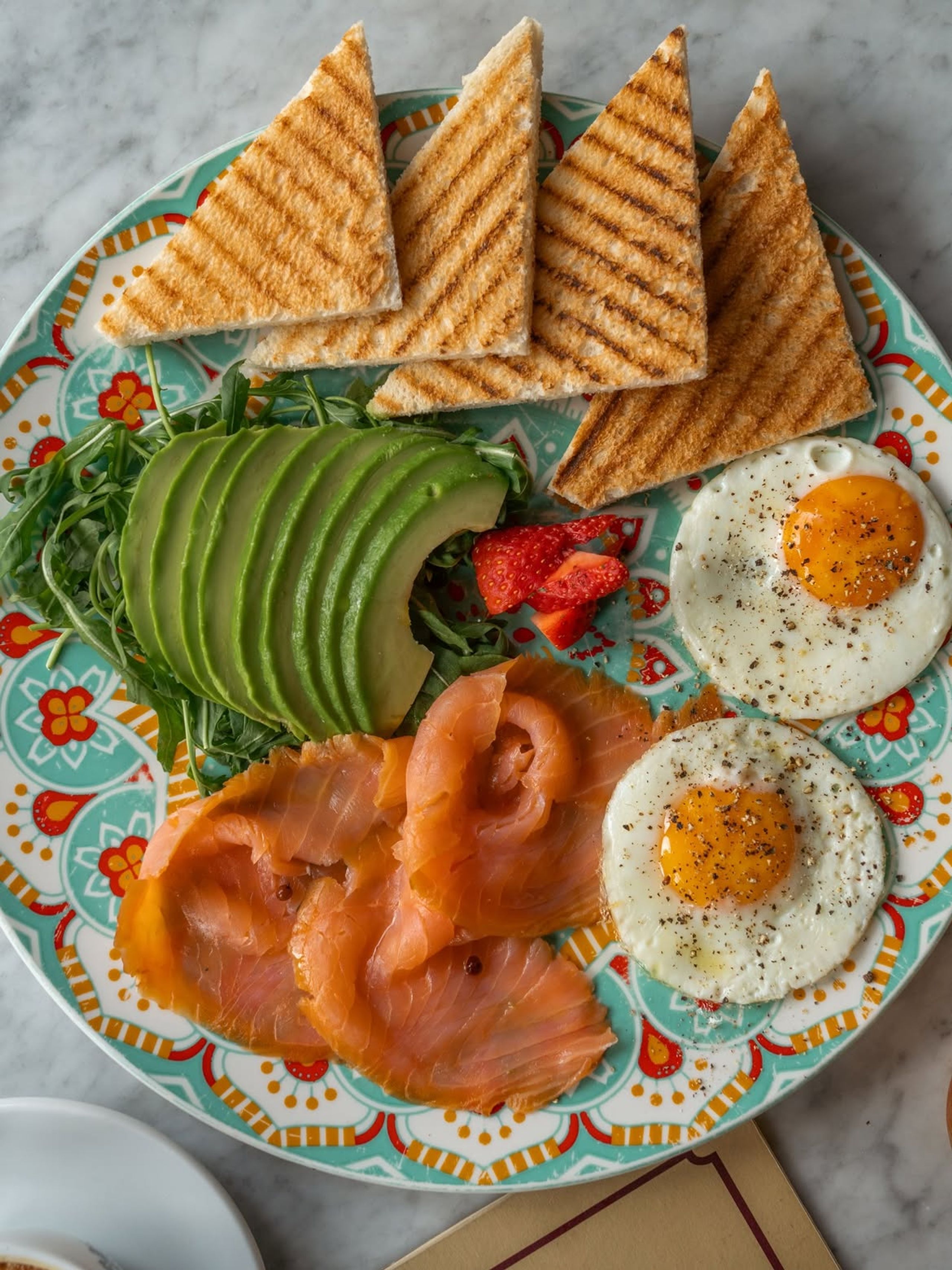 Avocado Toast con Uovo e Salmone
